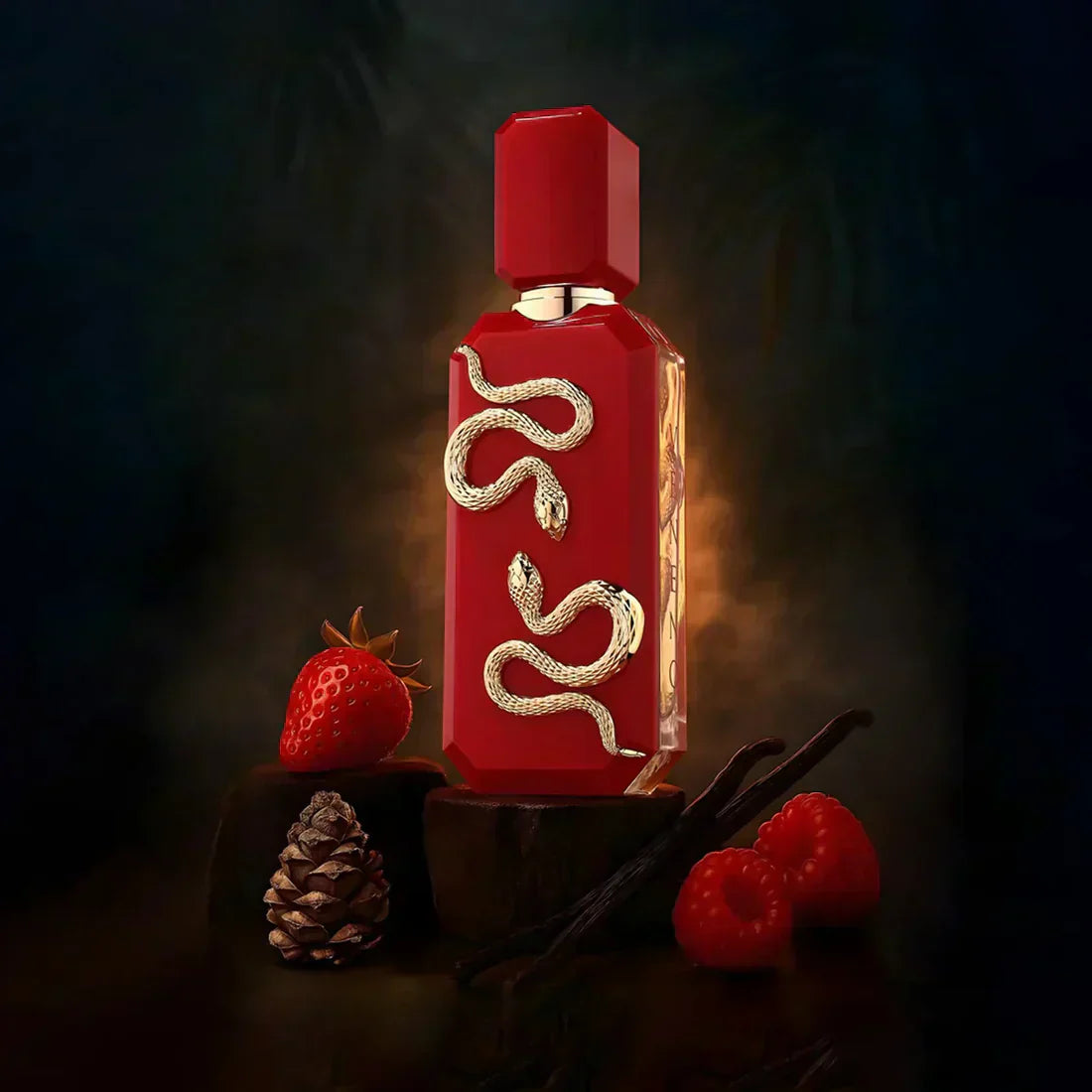 Lyxig parfymflaska Veneno Scarlet i rött med gulddetaljer och ormmotiv, omgiven av jordgubbe, hallon och vaniljstång – exklusiv unisexdoft från French Avenue.